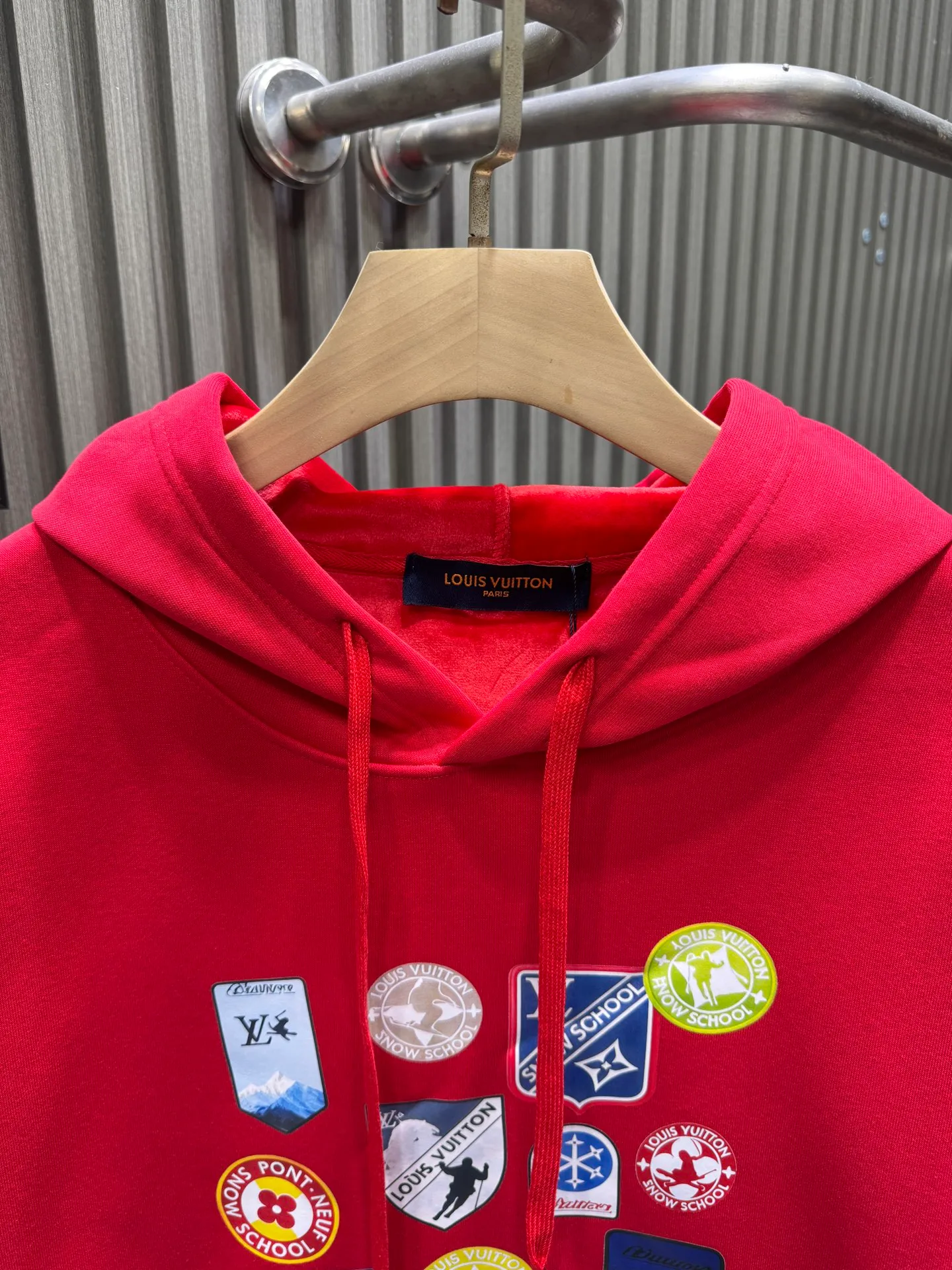 🅿️280 Louis Vuitton 1V25 Autumn and Winter New Year's new brand element printed hooded sweatshirt 400g pure cotton ➕ silver fox velvet Celebrates the art of travel with playful prints and LV Ski patches. The colorful pattern design is inspired by the ski school emblem and is decorated with the brand's iconic details. This casual piece adds a touch of sophistication to the winter vacation look. The fabric has a solid feel and is very classy, soft and delicate. Very refined and tasteful. Loose os cut. In line with the current trend aesthetic. Regular fit. Mixed print on the front.